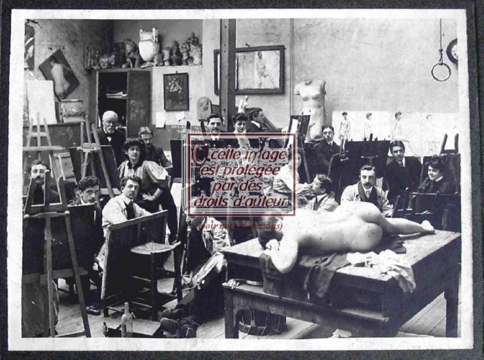 Luc-Olivier Merson dans son atelier.<br>Henri MONTASSIER est assis par terre au premier plan, <b>Luc-Olivier MERSON</b> se tient debout au fond à gauche.